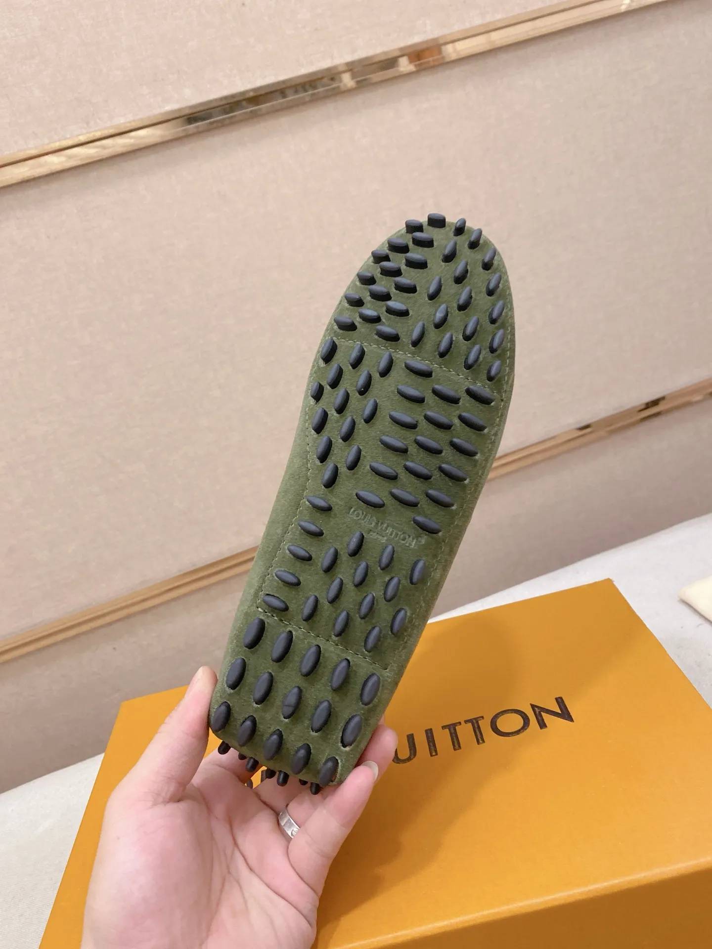 Factory price: 500💰High-end quality! LV 🆕🆕Exclusive hot-selling products in stock🔥🔥New products on the shelves, high-quality Ferragamo men's pea shoes, high-end casual driving shoes, with complete packaging! 💪 💪 Material: Imported suede cowhide 🐂 + Imported high-quality buffalo leather lining + wear-resistant outsole 👍🏻👍🏻 Features: High-end and comfortable, purely handmade 🚀 🚀 Create the perfect shoes that suit you best 🔥 🔥 Size: (38-44) 45 standard size can be customized!